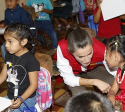 Una alumna conversa con Doña Letizia durante la clase